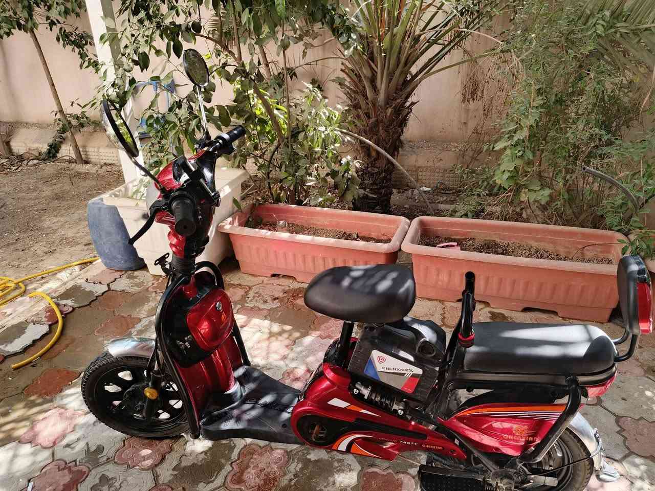 للبيع: دراجة كهربائية CHENXIAN
بحالة نظيفة وممتازة، لون أحمر، مزودة بمقعد مريح، مسند ظهر، كشاف أمامي LED، ومكان لتثبيت الهاتف. الدراجه استخدام قليل ونظيفه جدا و تمشي مسافات بعيده يجي وياهه شاحنه للبطاريه و سويج و بصمه تشغيل عن بعد 
السعر: (280 الف وبيهه مجال)
للتواصل: (***********) عنواني النجف الكوفه شارع المطار مقابل مجمع جوهره العرب
