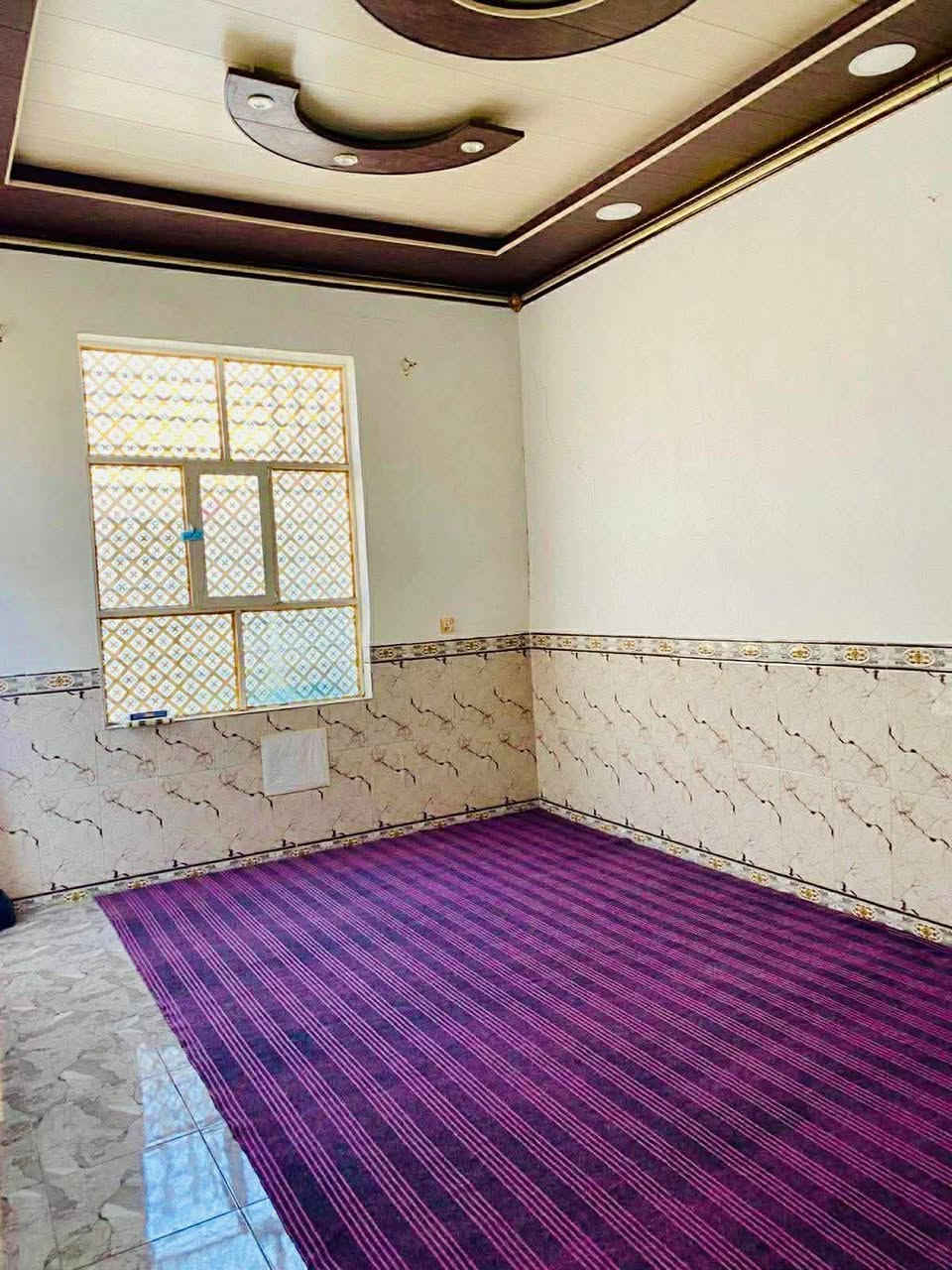 دار لليجار مساحه 100 متر طابق واحد مكانه نجف 
 حي النداء قريب عله شارع المجمعات خلف مول بغداد المنطقه 50 ألف بي غرفه وصاله وستقبال ومطبخ وصحيات عدد ثنين ومكشوفه
سعر يجار 250 الف 
استفسار ***********

‭
