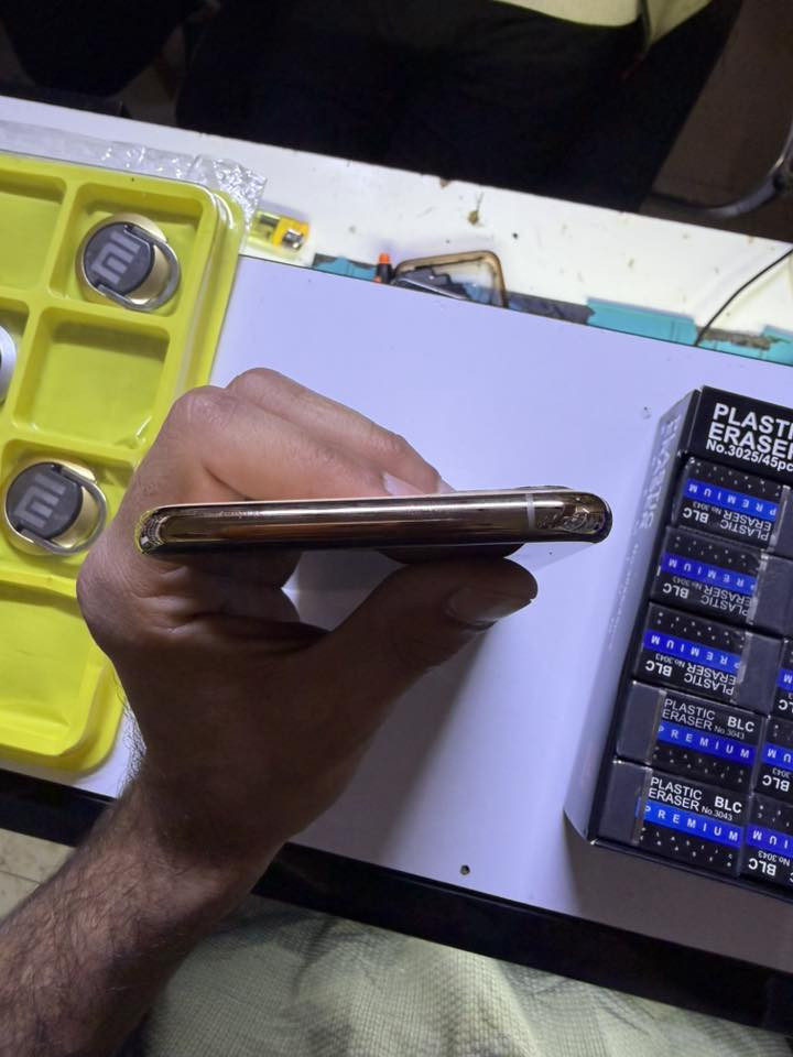 السلام عليكم ايفون 11 برو ماكس ذاكره256 بطاريه 75 الجهاز نضيف مابي اي شخط مبدل بي سماعه مال اتصال و ع اثرها وكف الفيس ايدي الباقي كله بلادي 
السعر 300 وبي مجال مكاني ديالى قضاء دلي عباس 
اتصال او واتساب ***********
