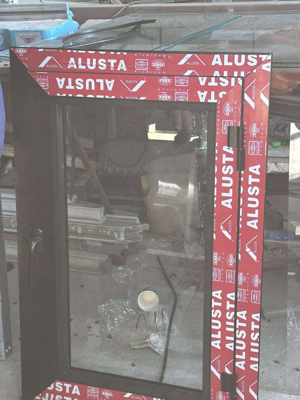 بسم الله الرحمن الرحيم 

بعض من اعمالنا 
شبابيك المنيوم في معرض بغداد الدولي 
المقطع اسود صيني حسب طلب الزبون 

***********
***********
