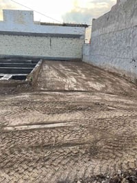 قطعة ارض للبيع100م  منطقة باب الحاره  مربعه 10*10 07740810789