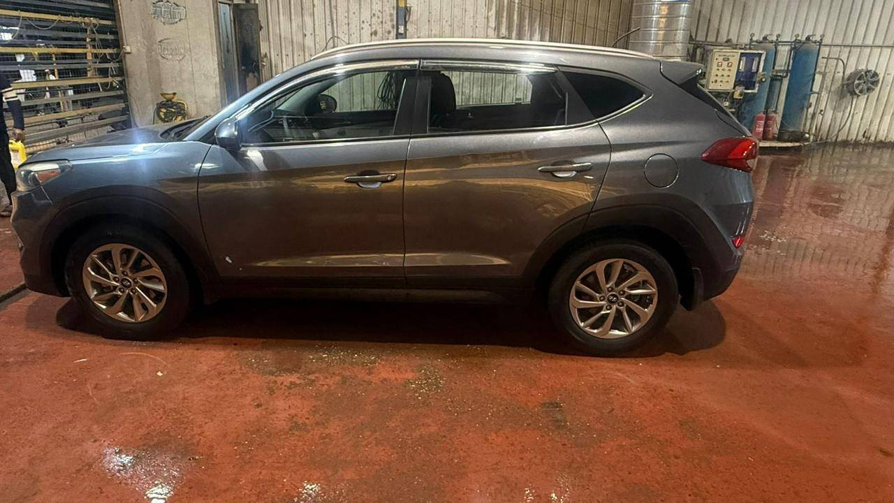 السلام عليكم
هونداي توسان موديل 2017 وارد امريكا حادثها فقط بنيد مبدل بدون اي دواخل كل السيارة ليبل واحد جاهزه أو حلوه السيارة مكينه أو كير شرط حداديه حلوه تبريد ثلج رقم بغداد الجديد بسمي تحويل 
السعر 122$ الاتصال ع الرقم ***********
