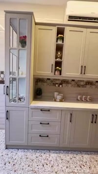 صمّم مطبخ أحلامك معانا! الأناقة والعملية في تصميم واحد يناسب ذوقك ومسا...