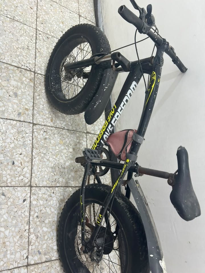دراجه هوائيه كلش مرتبه وكلش نضيفه بس يحتاجلها ترتيب وتنضيف  اسمها فات بايك  السعر 125وبيها مجال للطيبين   للتواصل***********
