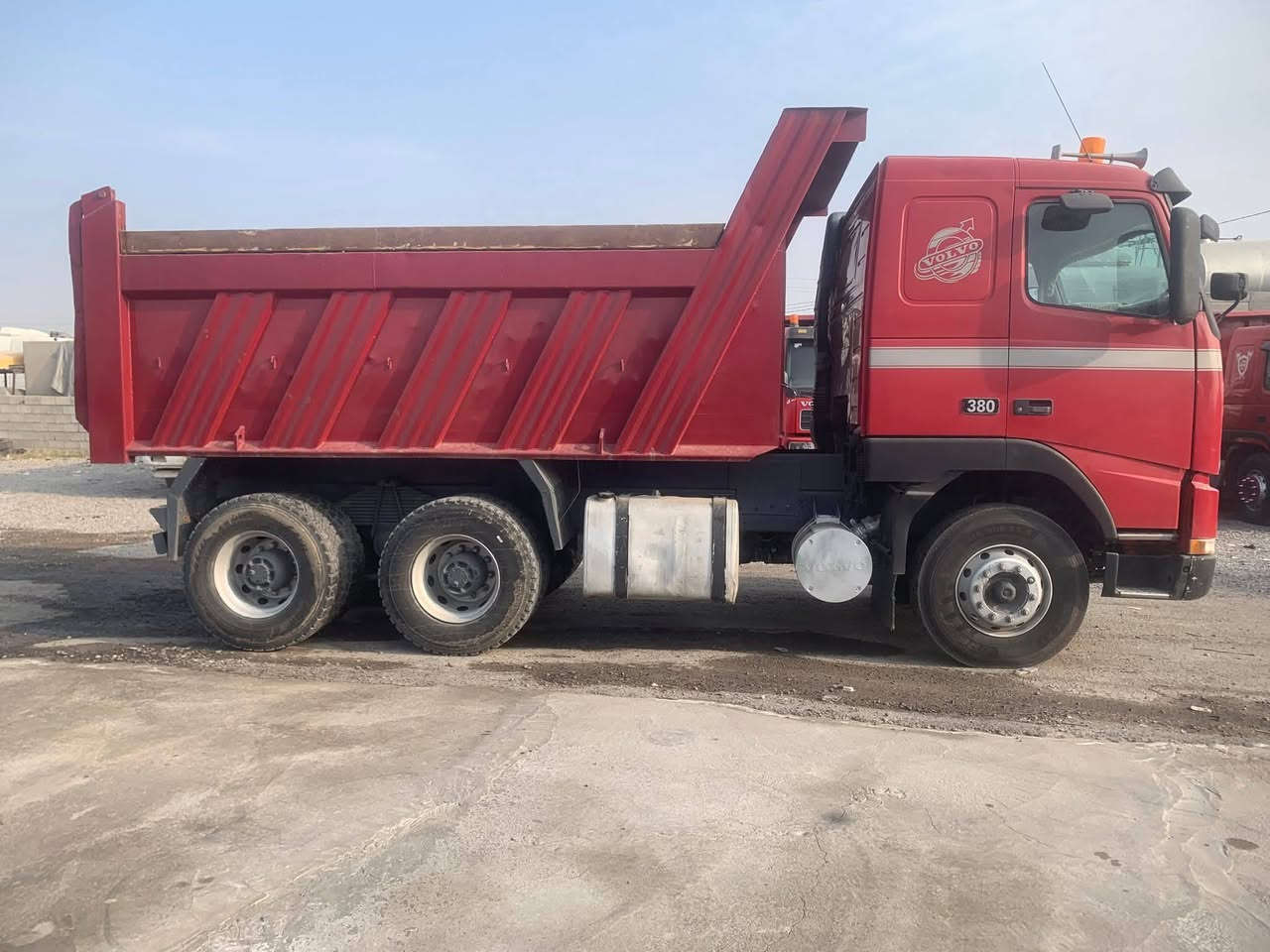 ????مكلف بل نشر سلام عليكم للبيع فالفو موديل 1997شخاطه رقم سليمانيه جديد سنويه لل2031  تحويل مباشر محرك 380لاصرف ولا بخاركير3×3سياره مكفوله قماره نضيفه تبريد ويه السويج شاصي بلادي طويل بدي 14متر مجموعه توبتلاين سعر245وبيه مجال حك الجيه فقط مكان السياره بغداد المدائن ناحيه الوحده رقم صاحب السياره  *********** أحمد ألزبيدي
