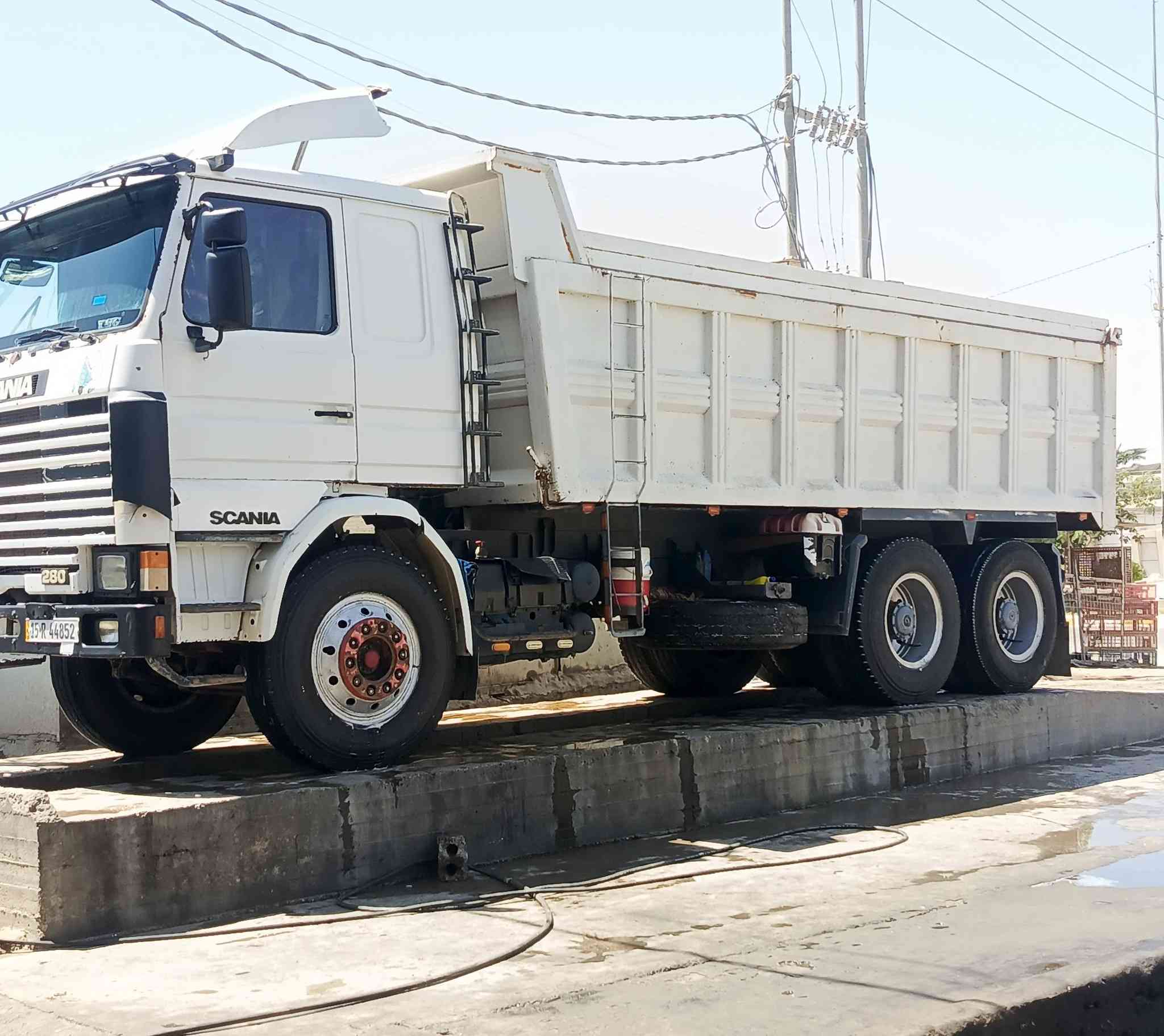 السلام عليكم للبيع سكانيا 113
رقم انبار دولي بسمي مكينه 12 ونص كير 5*5 
مجموعه مان تخم تاير شاصي مكفوله قماره جديد بدون صبغ  بدي جديد السياره مكفولة كفالة عامه من الدعاميه للدعاميه عنوان بابل المسيب للاستفسار الاتصال ***********
