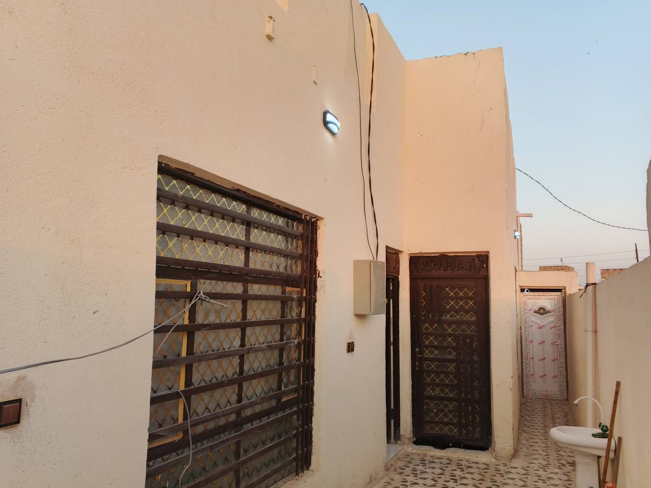 سلام عليكم ورحمة الله وبركاته

بيت للبيع حديث البناء زراعي سند 25
مساحة 200 متر مربع

يتكون البيت : أساس كونكريت و سقف
عكاده
البناء بلوك وستاره طابوق معمل
محتويات البيت :
استقبال كبير
مطبخ كبير
صاله كبيره
غرف عدد ثنين
مناور عدد ثنين
صحيات داخليه و خارجيه
سطح شتايكر

يبعد عن شارع العام الرئيسي- ديوانية نجف  50 متر فقط
العنوان : ديوانية - شافعيه معمل - مقابل مستوصف 

تواصل و الاستفسار على الارقام التالية
***********
***********
