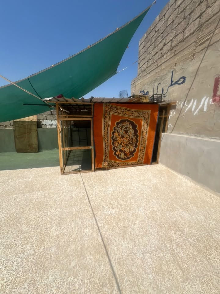 السلام عليكم قفص للبيع يصير للدجاج وللطيور مع الچينكو القفص ماصارلي شي من شديتو يعني بعدو جديد والجادر هم للبيع الشراي يجي خاص او ***********ويدلل
