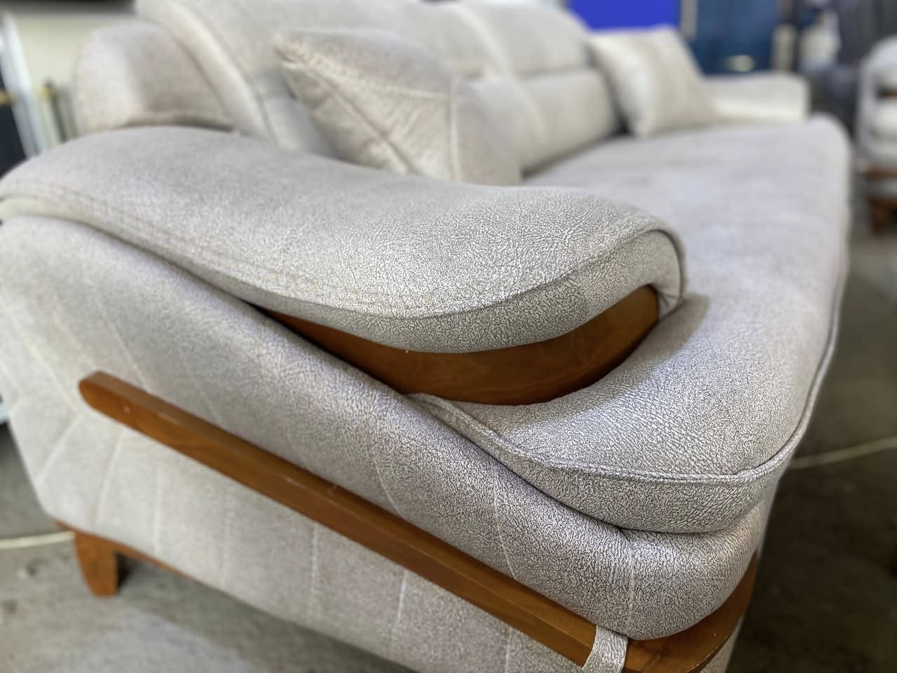 ‏‏‏‏يالله يتم بفضل الله تفريغ حاوية تخم مستورد🔥

تخم مودرن استيرادنا الخاص ١٠ مقاعد 
كوالتي عالي مواصفات عمل راقية جداً 
خشب زان مطعم بجميع الاركان الارجل زان 
الاسفنج سوفت طبي
قماش وتر بروف بوهيمي اصلي
نظام قلاب سرير

ضمان ٣ سنوات 🔴

السعر  ٨٥٠  الف 🔥🔥

متوفر بالنقد والاقساط على الماستر كارد📍📍

تم وصول تريلة جديدة اسعار بلااااااشششش

اسعارنا الانسب في العراق 🔥🔥
عروض وخصومات لأصحاب الحاويات

📍 العنوان:
بابل – الهاشمية – تقاطع السياحي

📩 للحجز ومعرفة الأسعار:
راسل الصفحة أو واتساب 👇

077 77715889 ☎️

✨ جرب… واحكم بنفسك …

#معرض_الحربي_ابو_عبدلله_لتجارة_الاثاث_المنزلي_الجديد_والمتسعمل
#بابل #ديوان #تخم #تسگام #جملة‏‏‏‏ ‏
