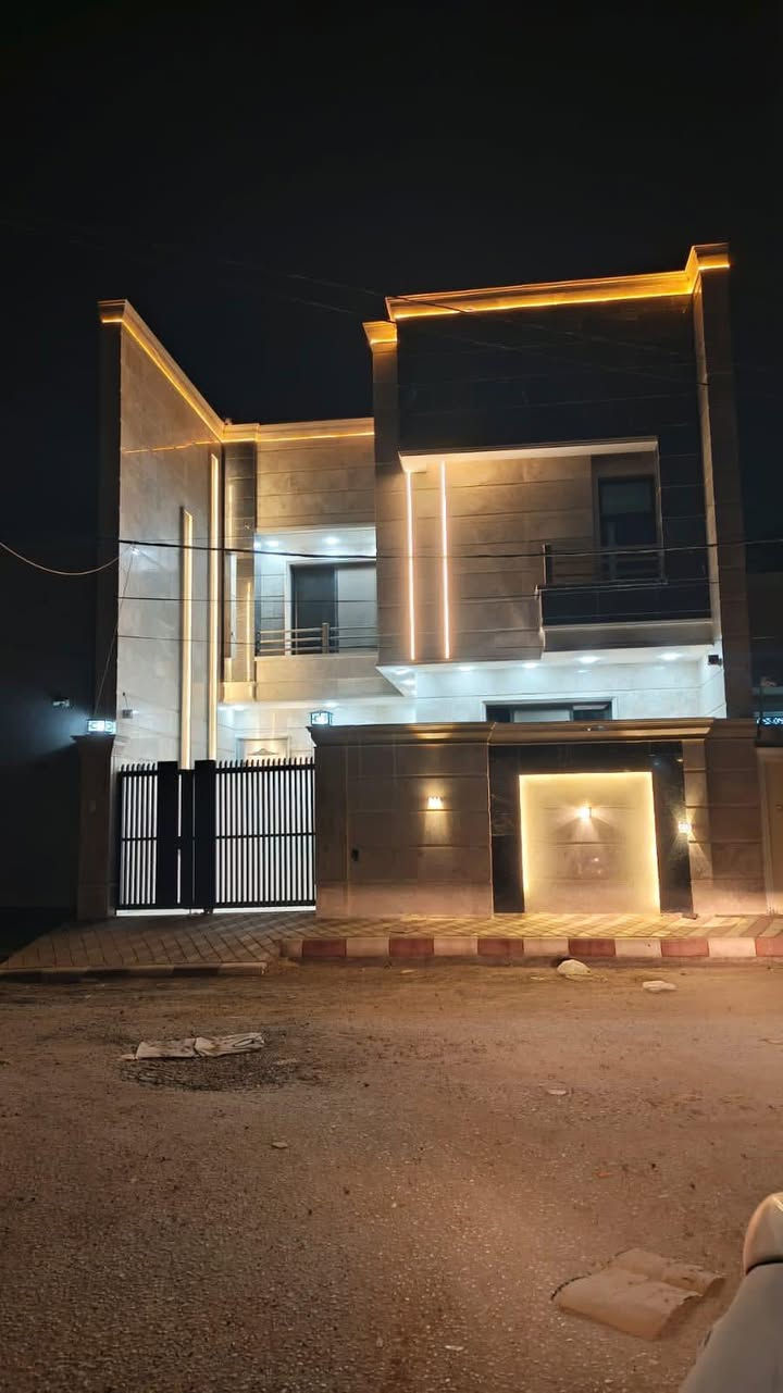 سلام عليكم
للبيع دار مساحه٢٠٠ متر واجه ١٠ متر تصميم إسباني بورسلين اسباني المرمر مال واجهيه اسباني درجه اولى تفاصيل بلفديو مكان زوير الغربي شارع ١٠ متر تبليط كهرباء ماء 
***********
