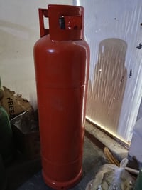 دوو بتڵ و نیو پڕ لە غاز بۆ فرۆشتن نرخی ١٣٠هە زار ٠٧٧٠٠٨٤٣٠٨٨