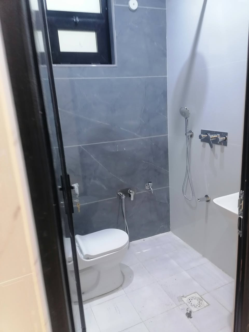 دار للبيع 100 متر حي الوفاء. جديد مامسكون    يحتوي على ثلاث غرف نوم للاستفسار الاتصال على الرقم *********** او مراجعة مكتب الگرعاوي
