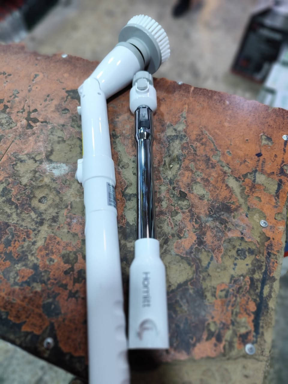 السعر 35 الف 
نوع التنظيف: فرشاة دوارة لاسلكية مناسبة لتنظيف الحمام والمطبخ والبلاط.
الملحقات: تأتي مع 4 رؤوس فرشاة قابلة للتبديل لأغراض مختلفة (زاوية، مسطحة كبيرة، مستديرة كبيرة، مسطحة صغيرة).
البطارية والتشغيل: تعمل ببطارية قابلة للشحن توفر ما يصل إلى 1.5 ساعة من التنظيف المستمر بعد شحنها.
التصميم: تتميز بمقبض قابل للتمديد لتنظيف الأماكن التي يصعب الوصول إليها دون الحاجة للانحناء.


**إذا كنت صاحب هذا الإعلان وتريد حذفه لأي سبب، رجاءا أرسل رسالة إلى الدعم الفني**