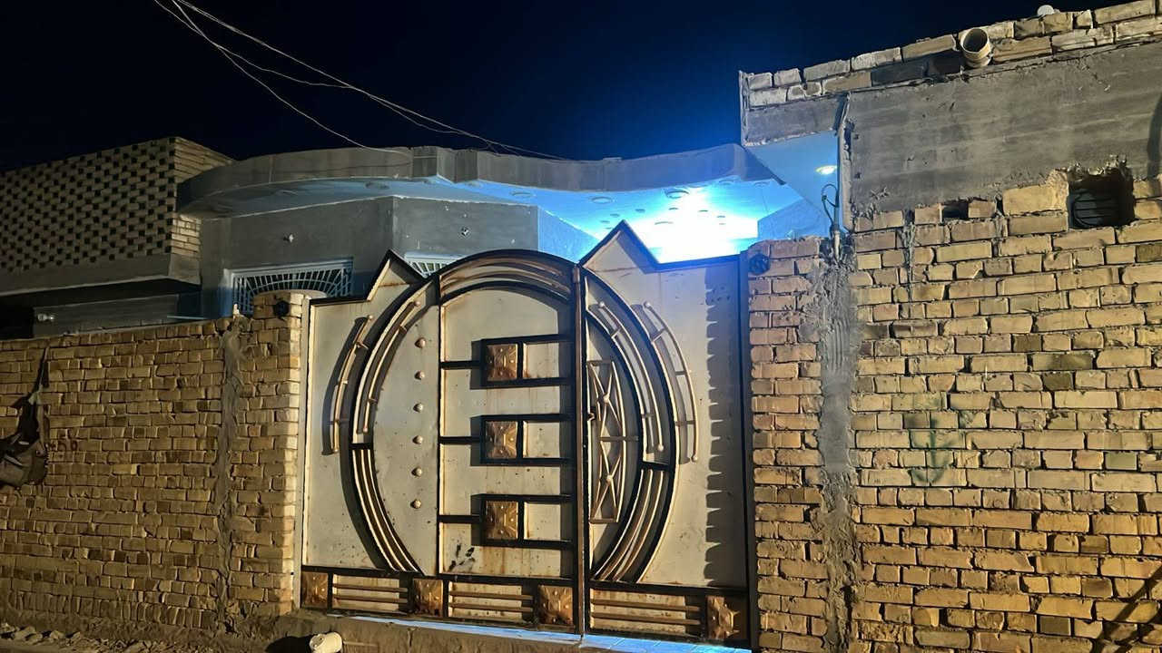 السلام عليكم بيت للبيع المساحة 220  المكان حاوي العباس الموقع اول شارع قريب  الشط بناء حديث صب كونكريت الارضي رباط 60 × 40 يحتوي على غرفتين مساحه الغرفه الواحدة 5 × 4  
ومساحة الصالحة 7ونص × 5ونص 
ومساحة المطبخ 4 × 3
ومساحة الديوانية 11 × 4 
***********
