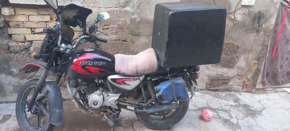 السلام عليكم شباب   دراجه بوكسر للبيع  موديل ٢٣  
الدراجه نضيفه خير من الله مرقم واب اسمي 
تحويل ثاني يوم 
للاتصال ***********
