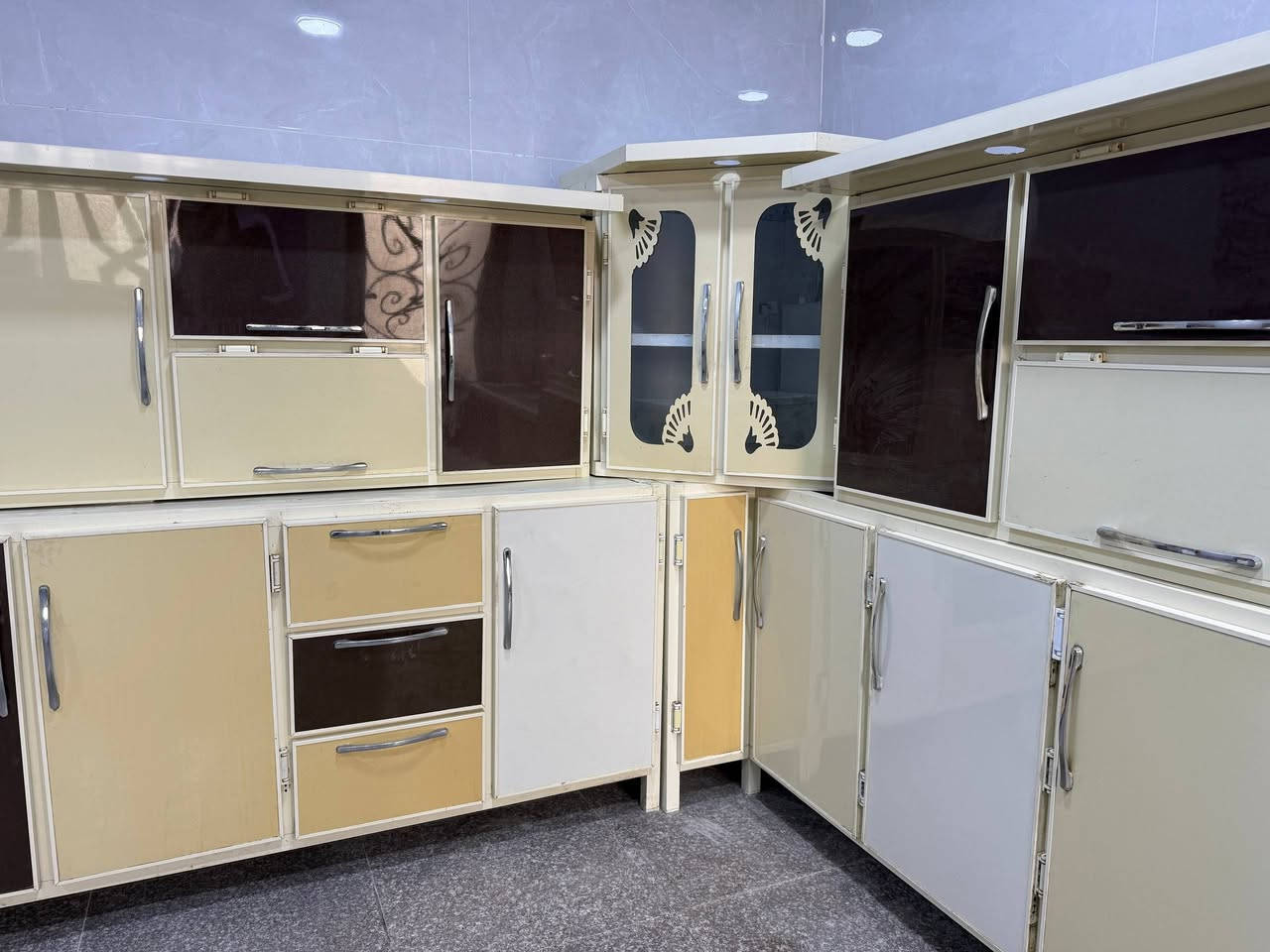 كاونتر المنيوم دوار نضيف جدااا القياس ٨ امتار السنك مرمر مكان للشافطة ومكان للطباخ 
كاونتر المنيوم دوار نضيف جدااا القياس ٨ امتار السنك مرمر مكان للشافطة ومكان للطباخ
السعر مناسب جداً التواصل خاص او الاتصال على الرقم 
***********
