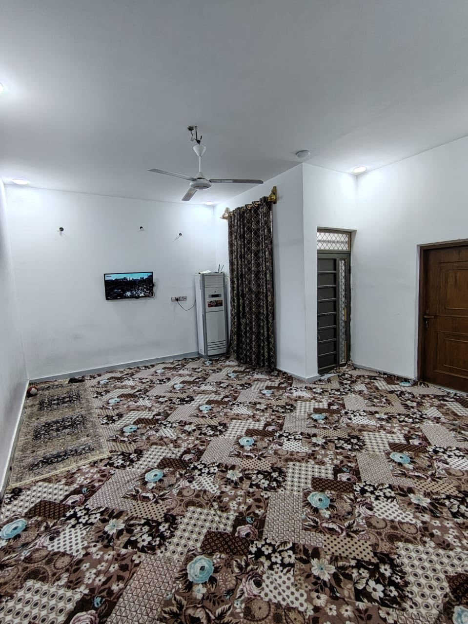 دار للبيع 240متر... طابقين كونكريت مسلح... زراعي سند25.. بحي الجامعة بالمجمع. شارع الجدارية. اول مجمع على ايدك اليسار.. 
طابق ااثاني عوز تشطيبات
طابق الاول استقبال مطبخ حار برد صاله غرفتين نوم حمامات خارجي وداخلية
طابق الثاني هم حمامات غرفتين نوم صاله وسطح.. 
السعر140مع المجال

***********
