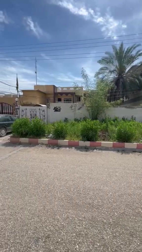 دار_للبيـــــــــــــــــــع بناء قديم حله حي الأمير خلف بيت علوش

المساحــــــة  450متر طابو_صرف

الواجهـــــــــة 16متر
النــــــــــــزال  28 متر

مــــــحتويات_الـــــــدار طــابقين

أربع غرف نـــوم وأستقبال وكليدور ومطبخ ومجمع صحيات داخلي وخارجي وطـــارمــه وحديقة 

عرض الشارع 20متر  تبليط مجاري كافة الخدمات 

لـــلاســــتـــفـــســـار ***********
***********
مراجعة مكتب سومر للعقار نادر الاولى على الشارع الخدمي قرب حسينيه حنتوش
