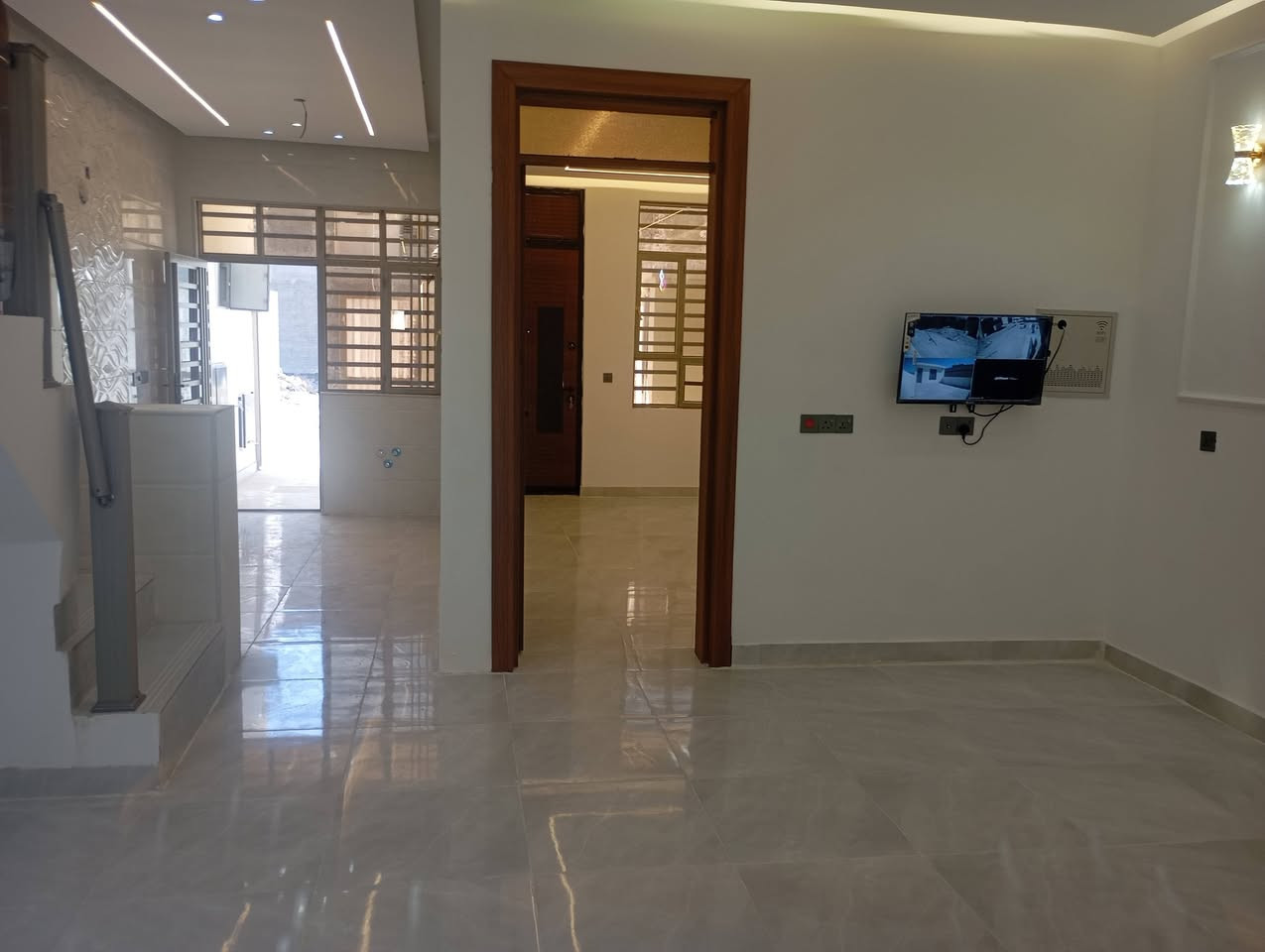 السلام عليكم دار للبيع المساحه 100 متر الدوره البعيثه مجمع العيثاوي خامس فرع من الشارع العام طابق ونص اثنين نوم وصاله ومطبخ وحولي وبيتونه جبيره ومنور وعدد صحيات ثلاثه البيت نظام كاميرات جبسون بورد ابواب تركيه محجر المنيوم تركي شبابيك تركيا الدار باسمي مباشر تنازل شركه السعر117 وبي مجال للاستفسار اكثر الاتصال على الرقم ***********
