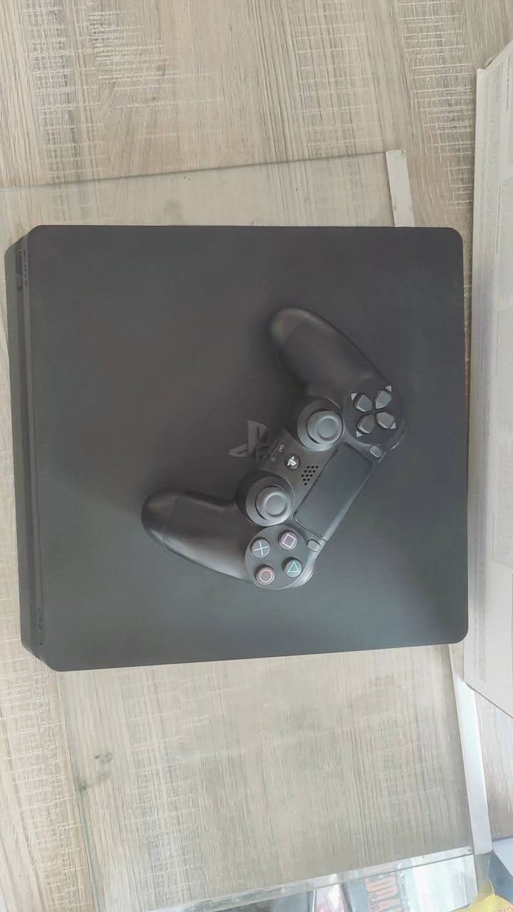 سلام عليكم بلاي 4 اسلم ذاكره 500 مستعمل قليل كامل ملحقاته ويا حتى الجيس و الكتلوك نضيف اخو الجديد مكاني حله شارع 80 قرب الساده ال بو خطه الرقم ***********
