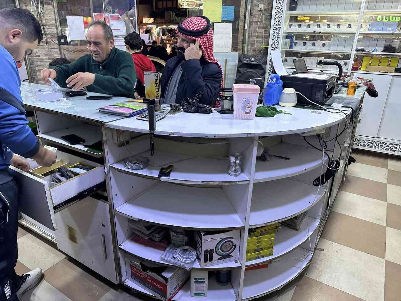 للبيع ميز محل مكون من قطعتين مع عارضه  مكونه من قطعتين موصل الدواسه ***********
