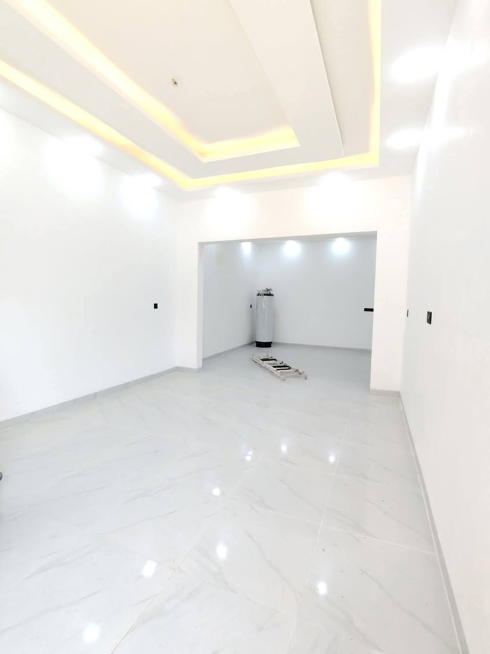 دار للبيع 

حي الملايين الأولى 

قرب جامع الصواف 

المساحة 160 م واجهة 8 م 

الدار طابقين 
الطابق الاول : غرفتين نوم وهول ومطبخ واستقبال وصحيات وكراج سيارة
الطابق الثاني : اربعة غرف نوم وهول وصحيات وبيتونة 

الدار بناء حديث فول مواصفات تسليم فوري 

سند زراعي بستان ملك صرف 
مع كرت بلدية تمليك 

خدمات كامله ماء  كهرباء شارع صبه 

للاستفسار أكثر اتصل على الأرقام 

***********
***********
