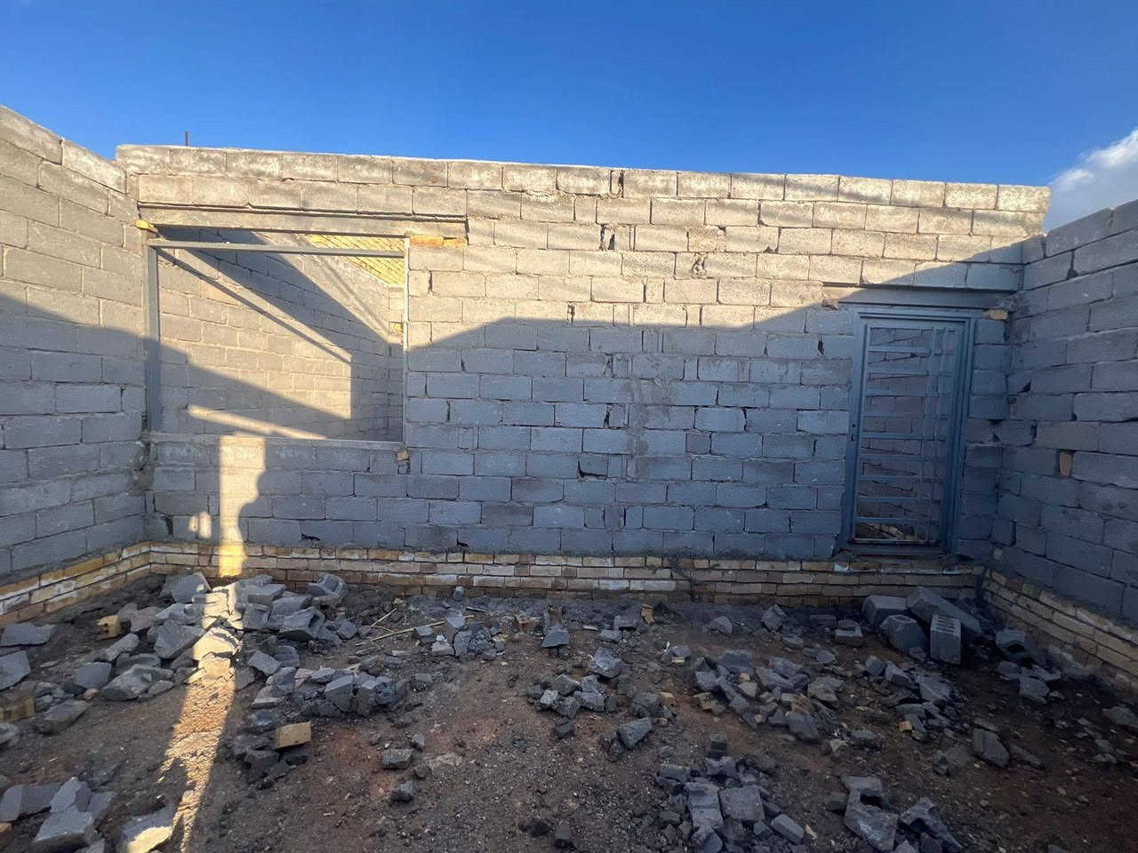 بيت ميت متر زراعي خلف متنزه المناذره مقابل ساده ال راهي حي متكامل ماء كهرباء غرفه وصاله وحمام ومكشوفه ومطبخ ومنور وتوليت خارجيه بلوك خان النص درجه اولى السعر ١٠ ملاين وبي مجال بسيط جدا لاتصال ***********
