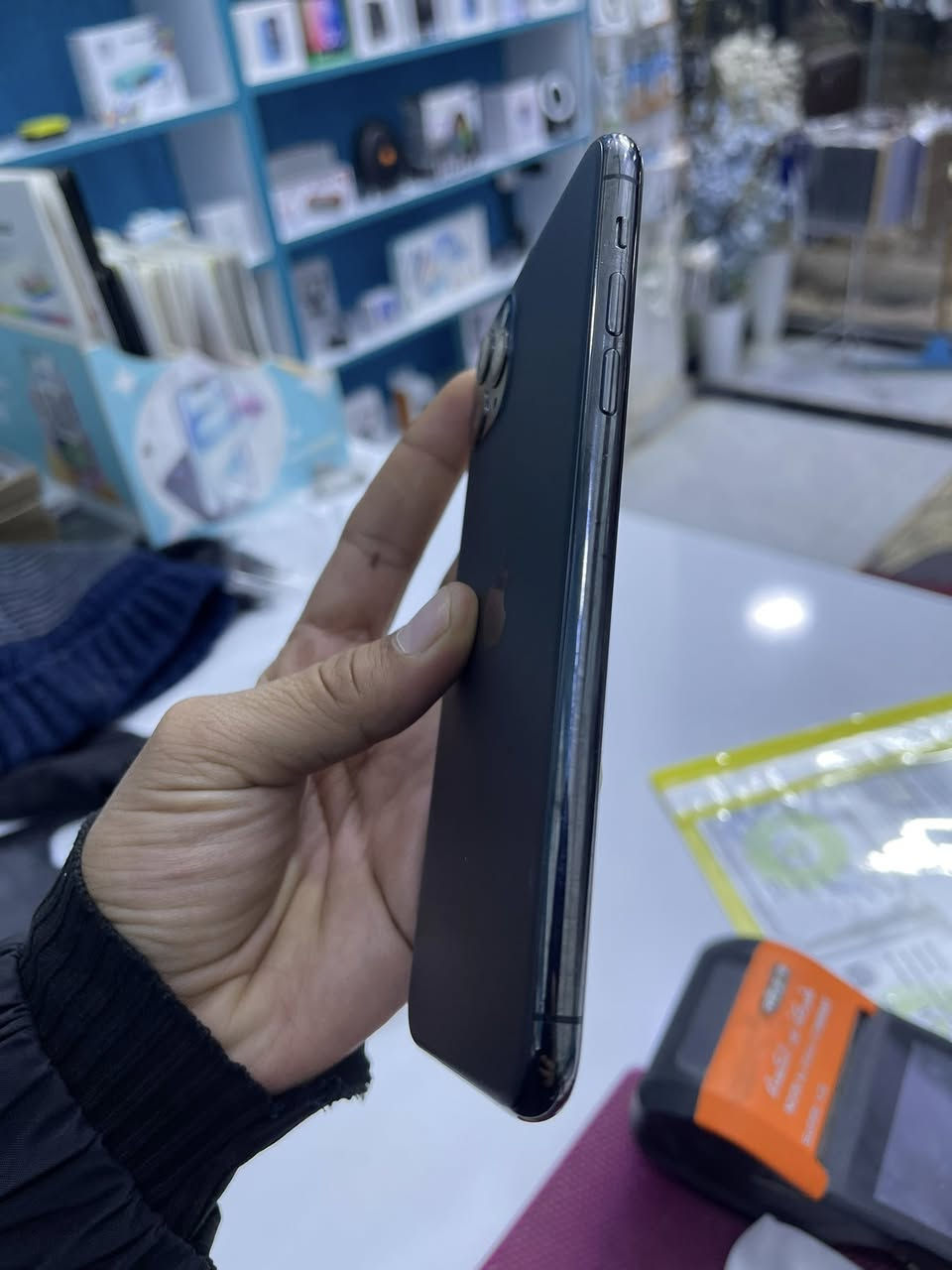 ايفون 11 برو ماكس مبدل شاشه وبيها فطر مامأثر بطاريه 78 حله ثوره ***********
