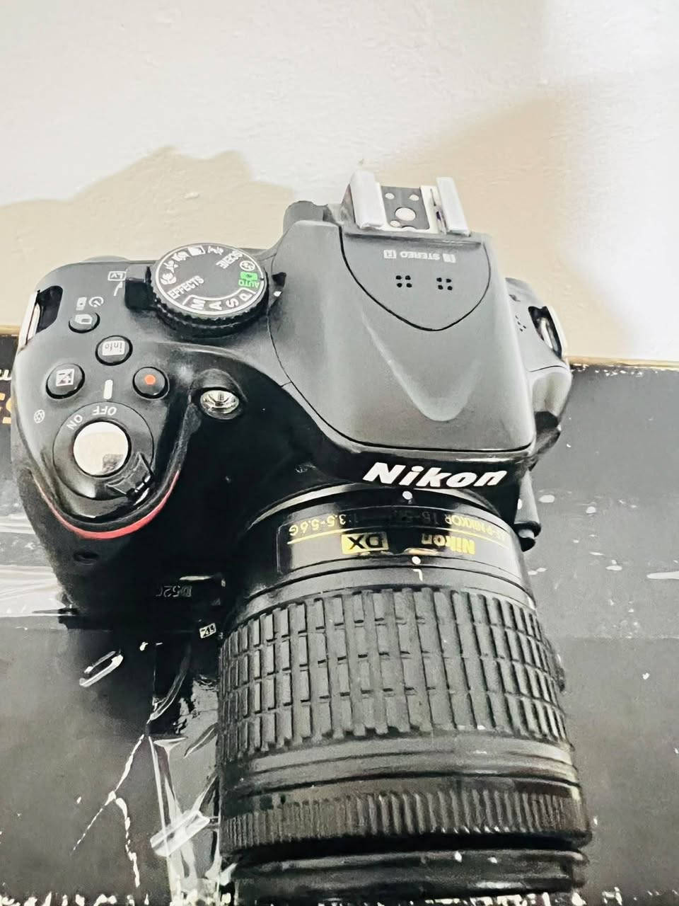كاميرا نيكون D5200 جديده نضافه 100%99 عدا ضربه كلش بسيطه ب البدي يم البطاريه وابد ما مأثره ع صورتها او الفديو مالتها الضربه موضحه بلصوره
اخت الجديده مستخدمه استخدام شخصي فديو واضح جدا وصوره دقه عاليه جدا فلاش شغال كاميره زيروو تقريبا 
 مع كامل ملحقات 
تحويله نقل الصور 
رام سعه 32 
زوم 18-55
حزام كتف 
شاحنه 
كاميرا نضيفه كلش 
محتاج واريد ابيع مستعجل كلش 
السعر 350 وبيها مجال 
للاستفسار *********** 
متوفر توصيل كل العراق
