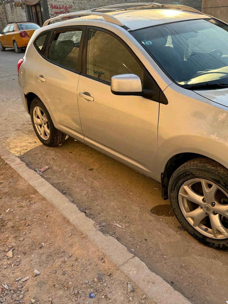 السيارة معروضة للبيع من نوع نيسان روج، لونها فضي. تحتاج إلى بعض التصليحات في الهيكل الخارجي مثل الصبغ والمعجون في بعض المناطق. الداخلية نظيفة والمقصورة بحالة جيدة. السيارة مناسبة للمدينة ولمن لديه القدرة على إتمام التصليحات اللازمة.