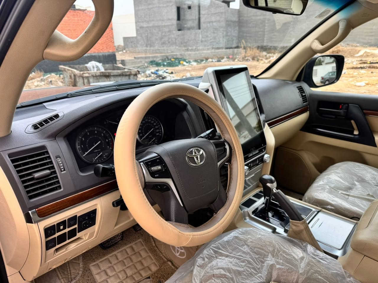 السلام عليكم ورحمة الله للبيع تيوتا لاندكروزر 2016 خليجي سياره فطيم باب اول كشنات جلد كشن السايق 3 دكم 8 ايرباك محرك 6 سلندر بلادي تخم تاير دلوب ماشيه 150 الف رقم بغداد الجديد بيها بارد كد شبر وصبغ نص قبق الجنطه فقط بدون فتح بدون اي ضرر داخلي سياره جاهزه اي نقص مابيها وسعرها مناسب للجناي 435 وبيها مجال قليل مكان السيارة بالرمادي ***********
