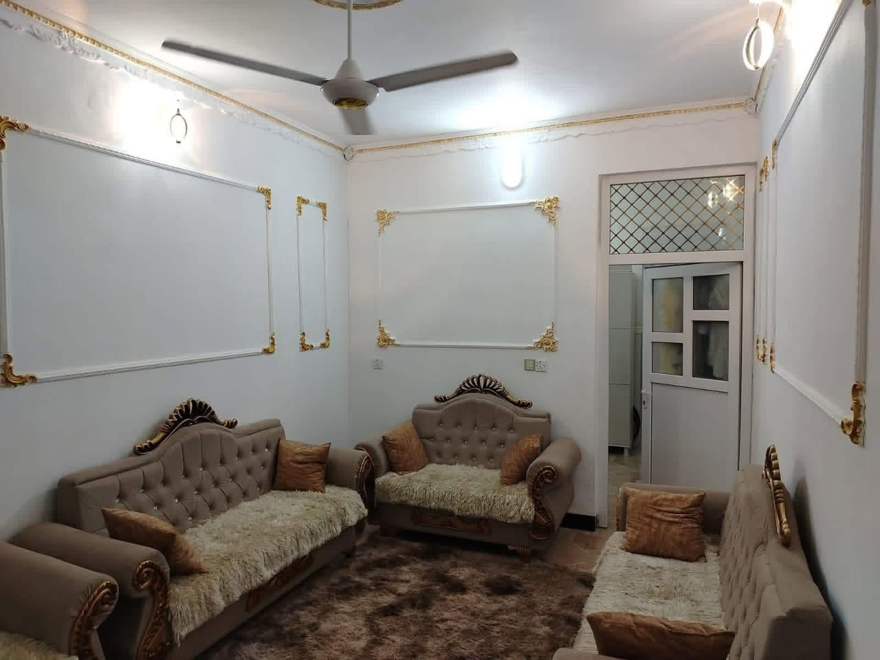 عقار للبيع 
مساحة ١٠٠ متر 
طابو صرف 
حي العسكري قرب جامع المعراج 
مربع الذهبي 
طابقين 
الارضي كراج صحيات خارجي استقبال مطبخ نوم حمامات 
طابق الثاني 
غرفتين نوم مجمع صحيات بلكونة 
واجهة فلين 
للاستفسار 
***********
