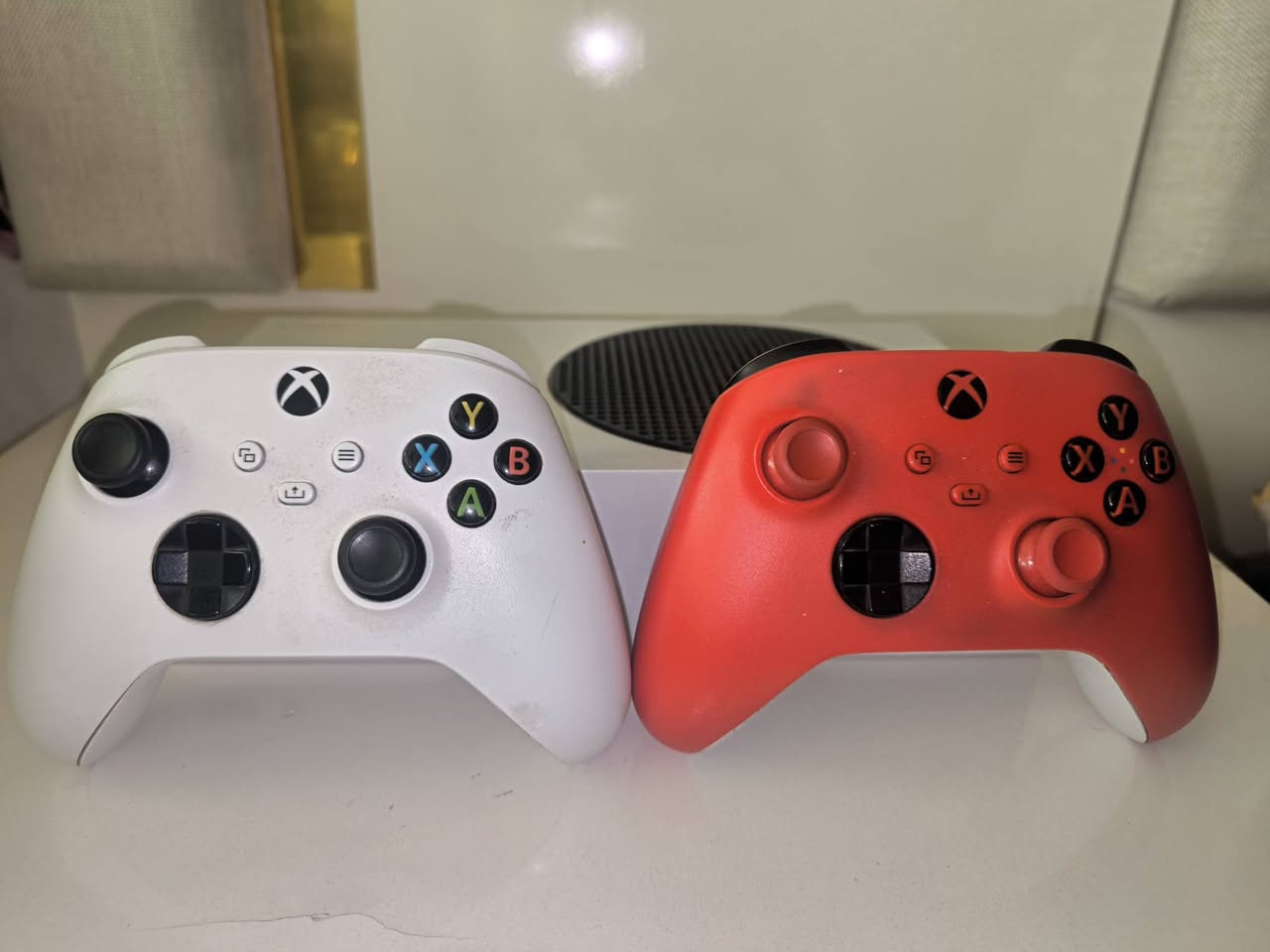 السلام عليكم 
اكس بوكس سيريس اس ذاكرة ٥٠٠ گيگا جويستكات ٢ اصليات وحساب بي ذني الالعاب وبطارية خارجية .الجهاز نظيف ملحقاته كاملة ويا الكارتونة . السعر ٤٢٥ وبي مجال بسيط المكان ديالى بعقوبة .


**إذا كنت صاحب هذا الإعلان وتريد حذفه لأي سبب، رجاءا أرسل رسالة إلى الدعم الفني**