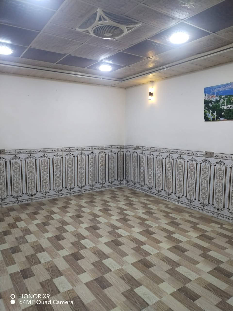 اعلان للايجار بيت مساحة 100متر طابق واحد غرفة نوم واستقبال ومطبخ وصحيات درج خارجي وكراج العنوان كركوك قادسسه ثانيه قرب شارع أبو وليد المضمد للاستفسار اتصل بل رقم ***********
