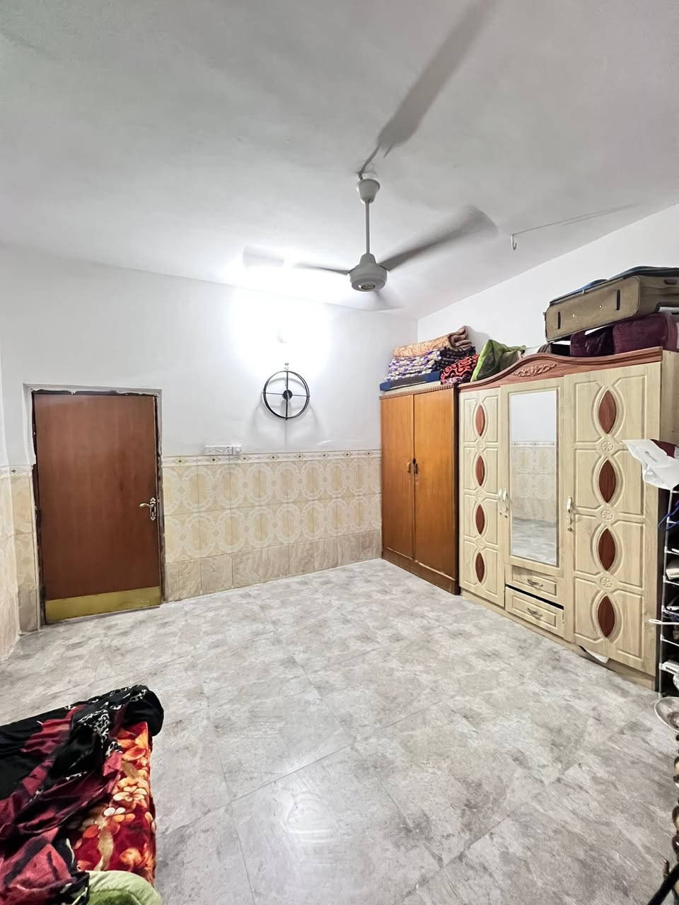 بيت مساحة ٢٤٠م طابو زراعي سند ٢٥
الطابق الاول سويت (غرفه + صحيات) + غرفه + استقبال + هول + مطبخ بارد + صحيات  داخليه وخارجيه كامله وممر يودي الى المطبخ الحار +طارمه
الطابق الثاني 
غرفتين كبار كلش  +بلكونه+ صحيات + غرفه مخزن +سطحين 
 العنوان غرفه التجارة نزلت العيد الفرع مقابل سونار الحديث بعدها ثاني فرع يسرى اخر بيت
المنطقه مجاري + تبليط لحد باب البيت + انترنت ضوئي اي خدمات موجوده
***********
