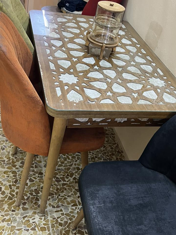 السلام عليكم ميز للبيع معا ٤ كراسي مكاني موصل وادي حجر سعرو ٨٠ الف وبي مجال ***********
