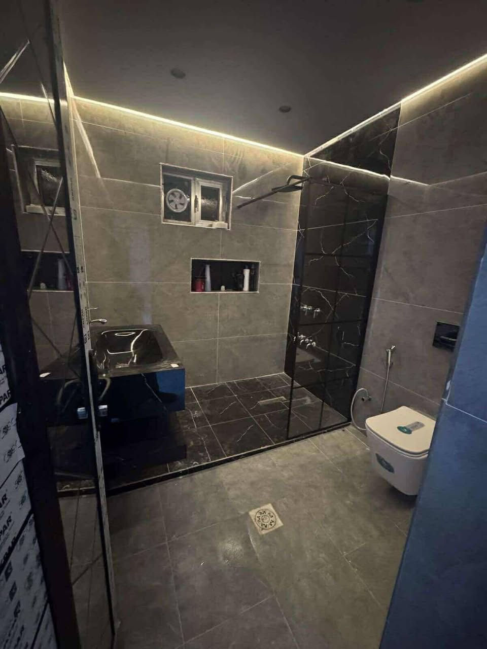 تريد احد يرمم بيتك؟
نحن في كادر الاخوين نؤمن بأن الترميم ليس مجرد إصلاح، بل هو فن لإعادة الحياة إلى منزلك. نقدم خدمات ترميم متكاملة بأعلى معايير الجودة، بدءًا من التقييم الدقيق للمشاكل وحتى التنفيذ المتقن. فريقنا المتخصص يمتلك الخبرة والكفاءة اللازمة للتعامل مع كافة أنواع الترميمات، سواء كانت بسيطة أو معقدة. نستخدم أحدث التقنيات والمواد لضمان تحقيق أفضل النتائج التي تدوم طويلًا. تواصلوا معنا اليوم لفحص مجاني للمنزل، للتواصل يرجى ارسال رسالة او الاتصال على الواتساب👇 
***********
*********** واتساب 
اعمالنا في بغداد فقط
