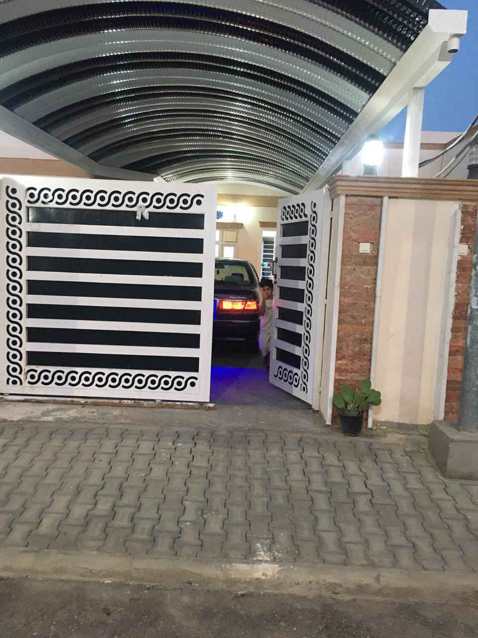 بيت ٢٠٠ م بمجمع قرية السلام النموءجيه مرحلة اولى جاهز للسكن بيه اضافات مطبخ حار كراج كيسبان حديقة مرتبة خط مولد السعر المطلوب ٦٥ وباقي ١٠٠ مليون للمصرف العقاري التسديد الشهري ٥٨٣ الف للمعلومات البيت باسمي وات ساب ***********
