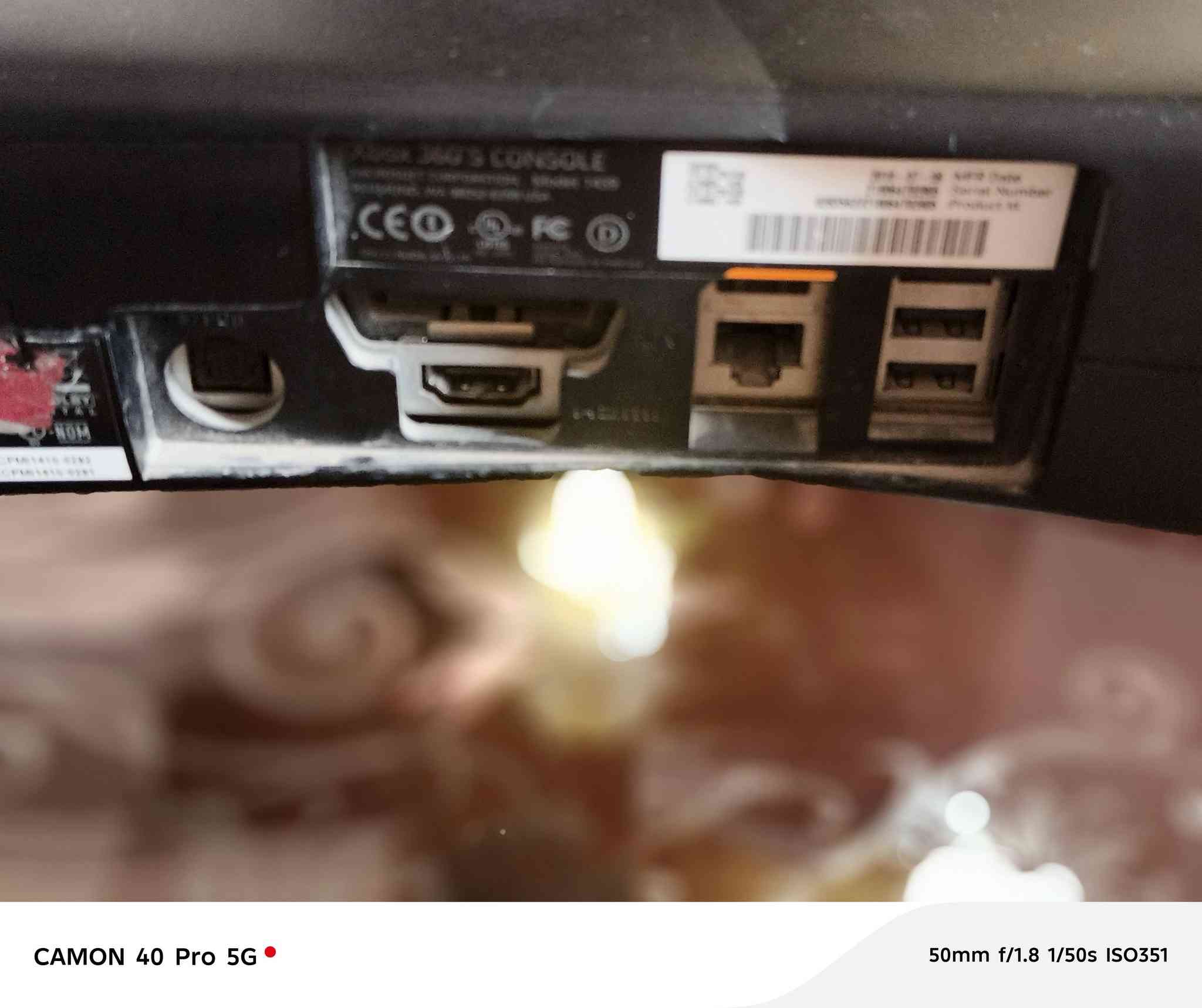 السلام عليكم اكس بوكس للبيع جميع الملحقات و الالعاب 118 إلا شيء واحد بي خلل هو حامل القرص موجود بالصور السعر ***********
