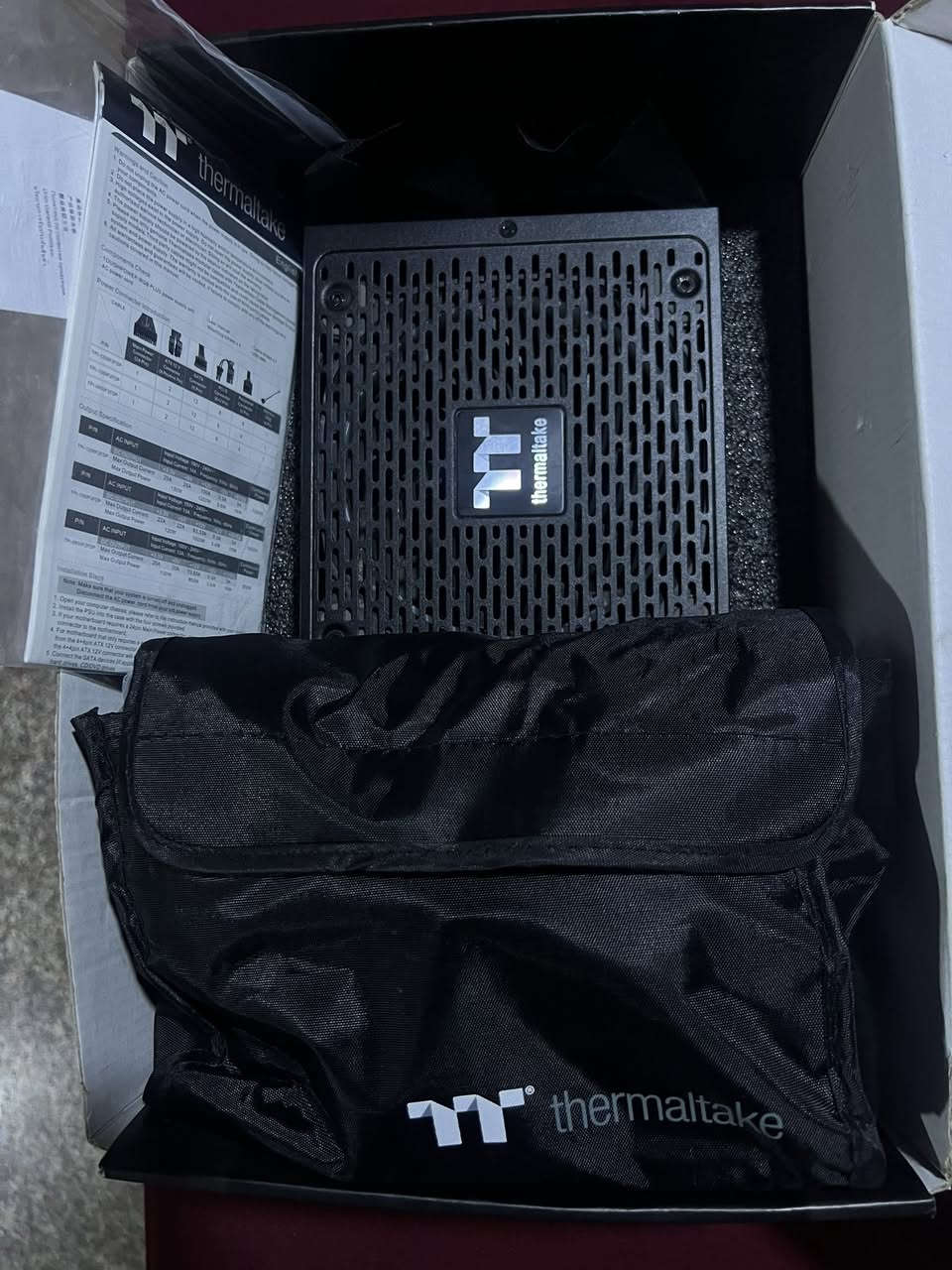 بور سبلاي 1200W للبيع
قبل ما تقرأ المنشور وتكول غالي، ابحث عنه وعن سعره. للبيع باور سبلاي (Power Supply) من شركة Thermaltake العالمية، الفئة الاحترافية iRGB PLUS. القطعة غنية عن التعريف من ناحية القوة والاستقرارية، ومناسبة جداً للتجميعات القوية والعمل الشاق.
• الحالة: جديد (تشغيل الفحص فقط)، ومع كامل ملحقاته وكارتونه.
• المميزات: أداء ثابت جداً، يدعم التحكم الرقمي والإضاءة RGB، وكابلاته بالكامل قابلة للفصل (Fully Modular).
الوحش هو Thermaltake Toughpower iRGB PLUS 1200W Platinum، وهذا مو مجرد باور سبلاي عادي، هذا "ديجيتال" يعني تكدر تتحكم بكل تفصيلة بي وتراقب أداءه بالكامل.
المواصفات بالتفصيل:
1. القدرة (Wattage): يأتي بقوة 1200 واط، يعني يشغل أقوى التجميعات الحديثة (مثل كروت RTX 5060 فما فوق) بكل أريحية وبدون أي قلق.
2. كفاءة الطاقة (Efficiency): حاصل على شهادة 80 PLUS Platinum، وهي من أعلى الشهادات عالمياً، وتعني أن ضياع الطاقة قليل جداً وتوفير الكهرباء عالي.
3. النظام الرقمي (Smart Power Management): يدعم منصة SPM، يعني تكدر عن طريق تطبيق بالموبايل أو برنامج بالكمبيوتر تراقب استهلاك الواطية، درجة الحرارة، وحتى تكلفة الكهرباء.
4. الإضاءة (RGB): يحتوي على مروحة مدمجة بإضاءة Riing Plus 16.8 Million Colors RGB، تكدر تتحكم بالألوان وتزامنها مع باقي القطع.
5. المكثفات (Capacitors): يجي بـ مكثفات يابانية 100% تتحمل درجات حرارة عالية (حتى 105 درجة سيليزية)، وهذا يضمن استقرار وعمر طويل جداً للباور.
6. نوع الكابلات (Cables): يجي Fully Modular (بالكامل فلات)، يعني تركب بس الكابلات اللي تحتاجها، وهذا يساعدك بترتيب الكابلات داخل أي كيس ويحافظ على شكل ونظافة التجميعة.
7. المروحة (Fan): مزود بميزة Smart Zero Fan، المروحة ما تشتغل إلا إذا زاد الحمل عن 30%، يعني هدوء تام بأغلب الأوقات.
8. الضمان (Warranty): الشركة تعطي عليه ضمان 10 سنوات، وهذا دليل على ثقتهم بجودة التصنيع العالية.
هذا الموديل يعتبر "الفئة الملكية" عند شركة ثيرمال تيك.


**إذا كنت صاحب هذا الإعلان وتريد حذفه لأي سبب، رجاءا أرسل رسالة إلى الدعم الفني**