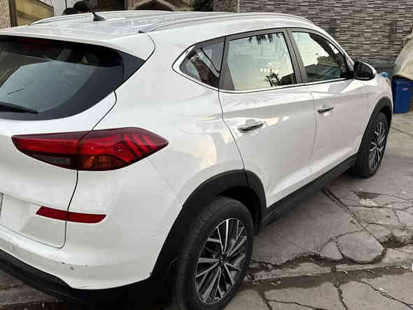 توكسان 2020 خليجي للبيع 
سياره ماشيه ٤٠ الف كيلو  قابلة للزياده 
سياره فول مواصفات عدا الفتحه 
بيه.  طخه بسيطه بالباب السكن او خلف السكن امبينه بالصور 
كفاله عامه غير هذني 
شرط اسبير منازل  

السعر  213
مكان السياره بغداد 

***********
