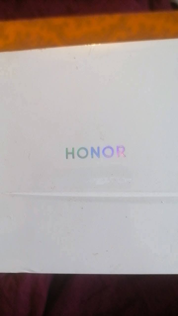 تُظهر الصورة ساعة Honor Watch GS Pro، وهي ساعة ذكية رياضية متينة مصممة للاستخدام في الظروف الخارجية القاسية. 
المواصفات الرئيسية للساعة:
البطارية: تتميز بعمر بطارية طويل جداً يصل إلى 25 يوماً في وضع الاستخدام العادي.
الشاشة: شاشة AMOLED دائرية بمقاس 1.39 إنش بدقة ووضوح عاليين.
التصميم: هيكل متين حاصل على شهادات مقاومة عسكرية (MIL-STD-810G)، مما يجعلها مقاومة للصدمات والظروف الجوية الصعبة.
الميزات الرياضية: تدعم أكثر من 100 وضع للتمرين، بما في ذلك أوضاع مخصصة للتزلج وتسلق الجبال، بالإضافة إلى نظام تحديد المواقع العالمي (GPS) مع ميزة "العودة للمسار".
المراقبة الصحية: مزودة بمستشعرات لمراقبة معدل ضربات القلب، ونسبة الأكسجين في الدم (SpO2)، ومراقبة النوم والتوتر.
الاتصال: تتيح إمكانية إجراء واستقبال المكالمات عبر البلوتوث بفضل وجود ميكروفون ومكبر مدمجين


**إذا كنت صاحب هذا الإعلان وتريد حذفه لأي سبب، رجاءا أرسل رسالة إلى الدعم الفني**