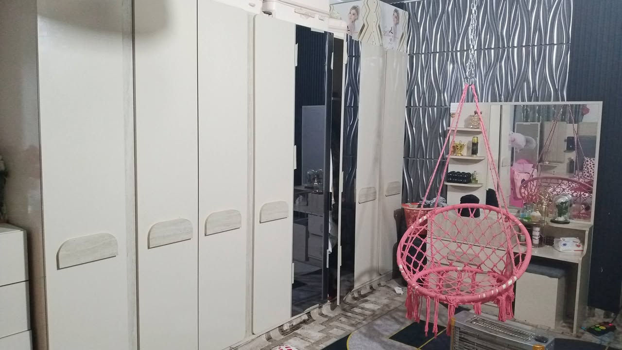 غرفه 8 قطع للبيع نضيفه انضف من صوره وبيها اناره وشحن متوازي ع بيعتها سعر خاص *********** واتس
