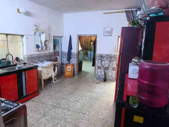 بيت م ١٠٠ متر حوش جبير تواليت خارجي حمام داخلي استقبال وصاله مطبخ وغرفه جبيره منطقه الحسينيه الجريخي شارع أبو رسول مقابل مطعم جكن خلف اسواق عمي السعر ٥٥ وبي مجال للشراي 
الرقم ***********
