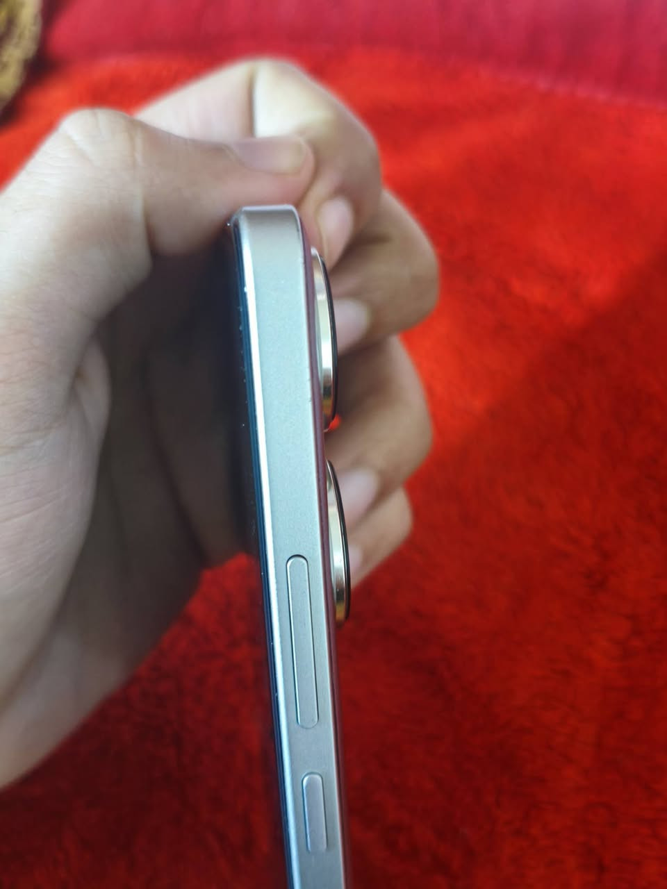 ​🔥 للبيع: POCO F6 (النسخة الأقوى 512GB) 🔥
المواصفات الأساسية لجهازي:
​الذاكرة التخزينية: 512 جيجابايت (مساحة هائلة لكل ملفاتك وألعابك).
​الذاكرة العشوائية (RAM): 12 جيجابايت (سلاسة تامة في التنقل بين التطبيقات الثقيلة).
​🚀 الأداء والمعالج:
​المعالج: Snapdragon 8s Gen 3 (أحدث جيل من كوالكوم، أداء فلاجشيب).
​نظام التبريد: بتقنية IceLoop لضمان استقرار الأداء ومنع الحرارة أثناء اللعب.
​📺 الشاشة:
​النوع: CrystalRes 1.5K Flow AMOLED.
​التردد: 120Hz لسلاسة فائقة.
​السطوع: خيالي يصل لـ 2400 nits (وضوح تام تحت الشمس).
​📸 الكاميرات:
​الأساسية: 50MP بمستشعر سوني مع مثبت بصري OIS لتصوير فيديو احترافي بدون اهتزاز.
​السيلفي: 20MP تدعم وضع البورتريه والذكاء الاصطناعي.
​⚡ البطارية والشحن:
​الشحن: يدعم الشحن فائق السرعة 90W (الجهاز يشحن بالكامل في وقت قياسي).
​البطارية: 5000 مللي أمبير تدوم طويلاً.
​✅ مميزات إضافية في هذا الجهاز:
​سماعات Stereo مزدوجة لصوت محيطي في الألعاب والأفلام.
​وزن خفيف جداً وتصميم مريح لليد.
​يدعم الذكاء الاصطناعي في تحسين الصور والأداء.
330 كامل ملحقات 
كربلاء ماعندي توصيل


**إذا كنت صاحب هذا الإعلان وتريد حذفه لأي سبب، رجاءا أرسل رسالة إلى الدعم الفني**