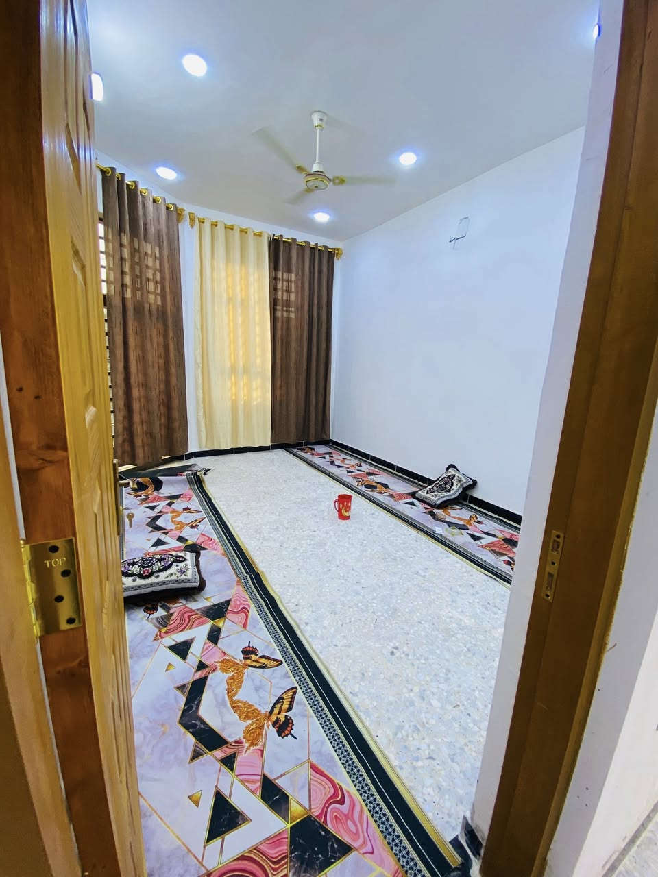 السلام عليكم
---

للبيع - بيت بناء جديد اساس رفت 

📍 الموقع: جسر ديالى - جامع طه، مقابل ملعب حسين العيساوي  
📐 المساحة: 105 متر | الواجهة: 7م | النزال: 15م  
🧱 البناء: جديد، اساس رفت، طابوق، شغل درجة أولى  

التفاصيل:  
غرفة نوم + صالة + مطبخ + استقبال  
✅ كامل الخدمات: مي، مجاري، كهرباء، تبليط  

💰 السعر: 67 مليون وبيه مجال  
📞 للاستفسار: ***********
