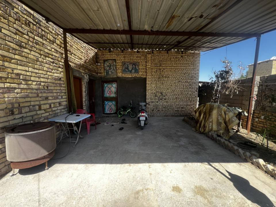 سلام عليكم بيت مساحه 264 حي المهندسين جهة الزراعي سند 25 يتكون من غرفتين وهول وبراني ومطبخ مجمع صحيات ومخزن صغير  وغرفه تاسيس فقط بناء طابوق عگادة السعر الاتصال على الرقم ***********
