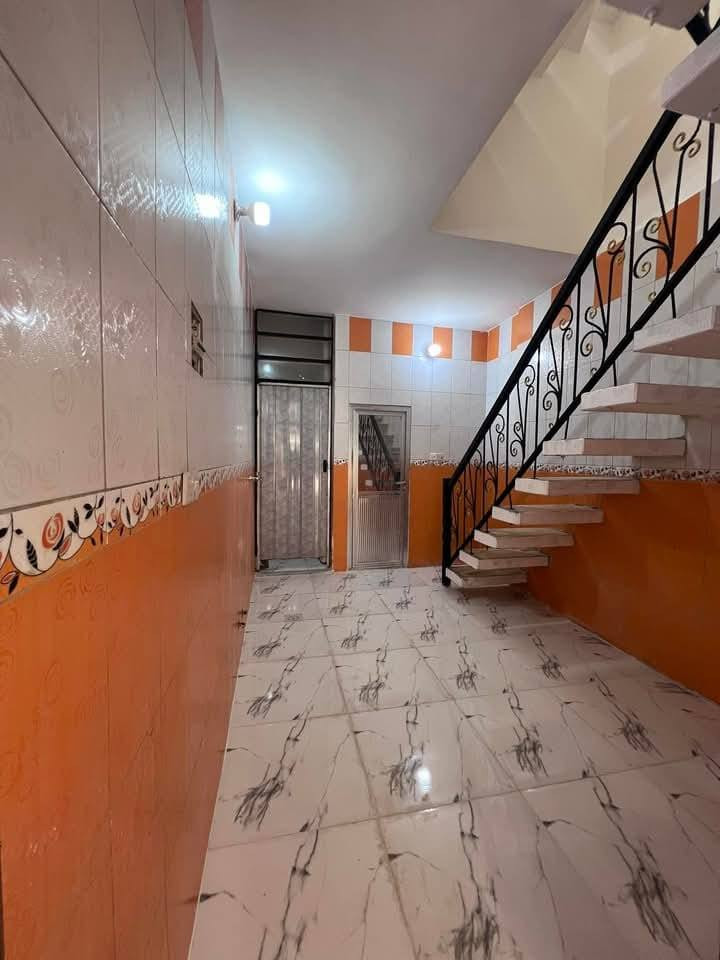 السلام عليكم يتوفر لدا مكتبنا مشتمل للبيع المساحه 35متر طابقين يحتوي على غرفتين نوم فوك وجوه استقبال ومطبخ وخدمات موقع المشتمل الشعب قرب سوق شلال قرب شارع عدن شارع عريض عرض الشارع 25متر ورصيف 8امتار موقع جيد جداً الاستفسار مكتب الشعب للعقار ***********
