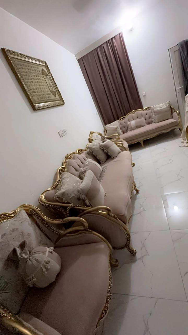 سلام عليكم 
تخم مصري زان ١٠ مقاعد 
مع طبلة وصطية واثنين طبلة اصغار 
نضيف جداً مابي اب ضرر 
السعر مليونين الف 

للاستفسار ***********
والخاص موجود
