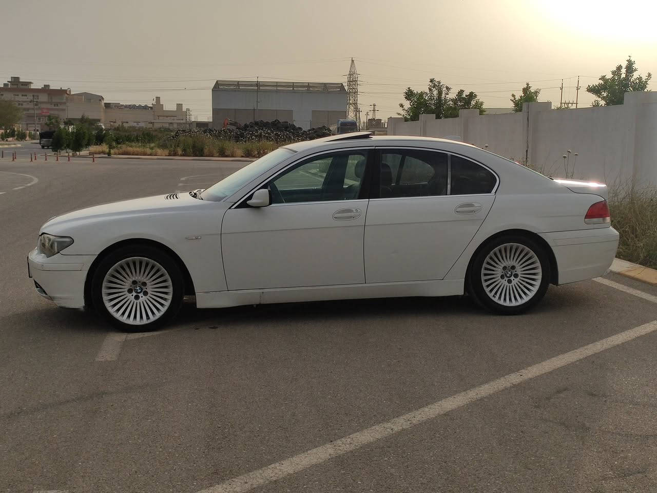 سلاو bmw 740i  (2005) ساق
سةيارةكة فول فولة  
گيرو مكينة بةشةرتة  كارةباي بةشةرتة تبريد ساردو گةرم بةشةرتة  زةربةو ليدراوي نية.  بوياغيشي باورناكةم بي  
مواسةفاتي. بيانو برة. 
گير لةمسة  
بريك بةسمةية 
سلايتة 
تحديد سورعةية 
دةركا شفتو سندوق شفتة 
سةلاجةيةو مةركةزية 
پارك سينسةرة  
هةر جوار كوشن هيتةرة 
هةر جوار كوشن كارةباية 
زور موصةفاتي تري هةية بيرم نية بينوسم 
سةيارةكة ساقة  گورينةوةو فروشتن  حةزت ليبو جات بكة لة خزمةتام. لة كةلارة سةيارةكة  ***********
